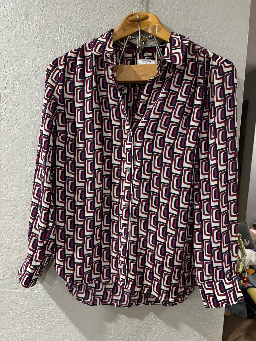 UnTuckit Shirt Womens 6 Red Black Geometric Button Up Natalie Blouse Colorful